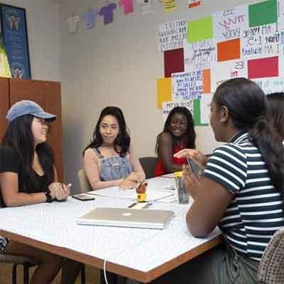 group of 正规博彩十大网站排名 students at the women's resource center.